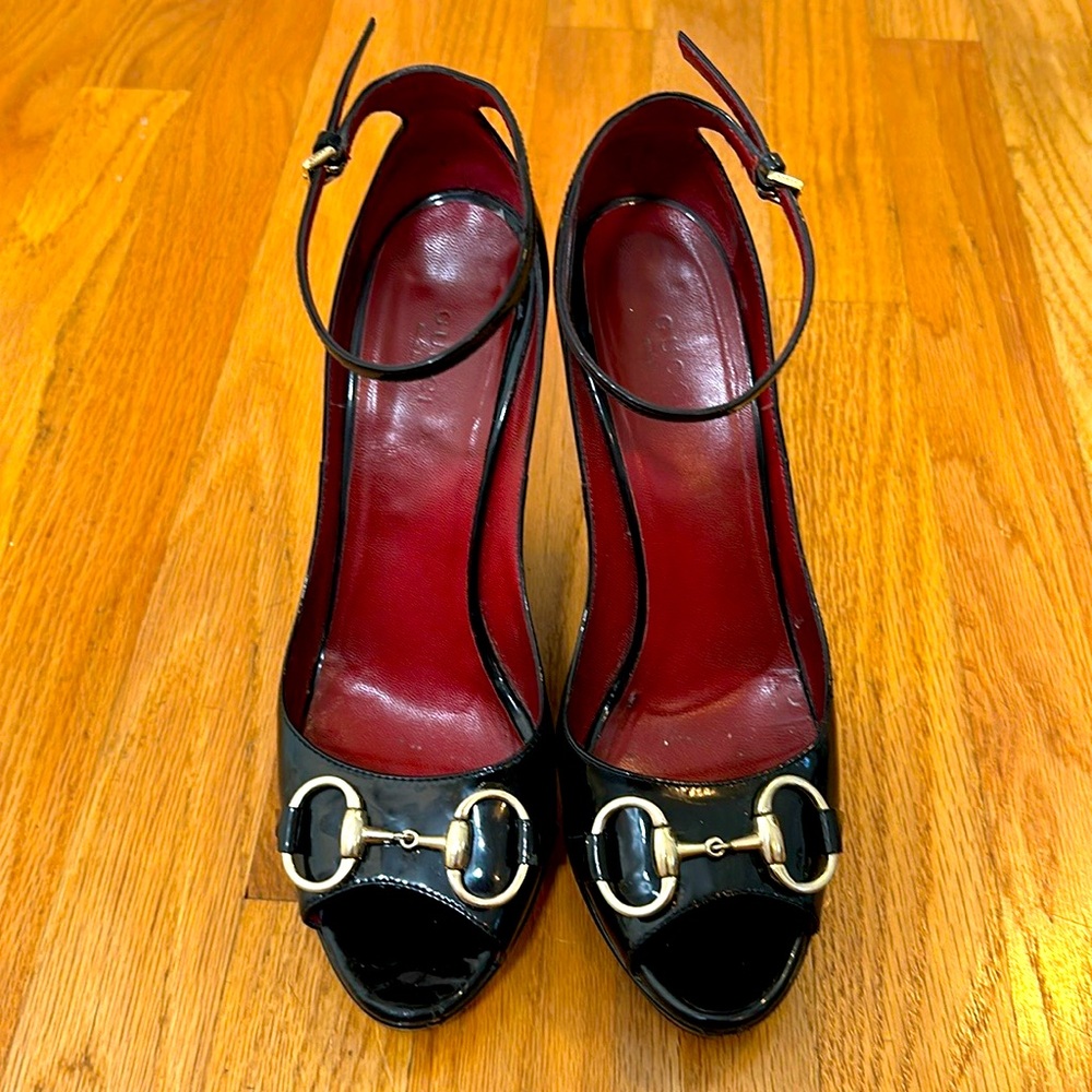 Gucci Patent Black Wedge w/wedge horse-bit Size 8.5